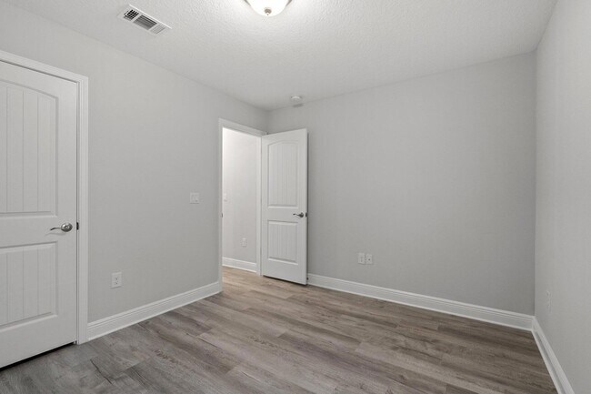 Building Photo - 571 Riverwalk Cir