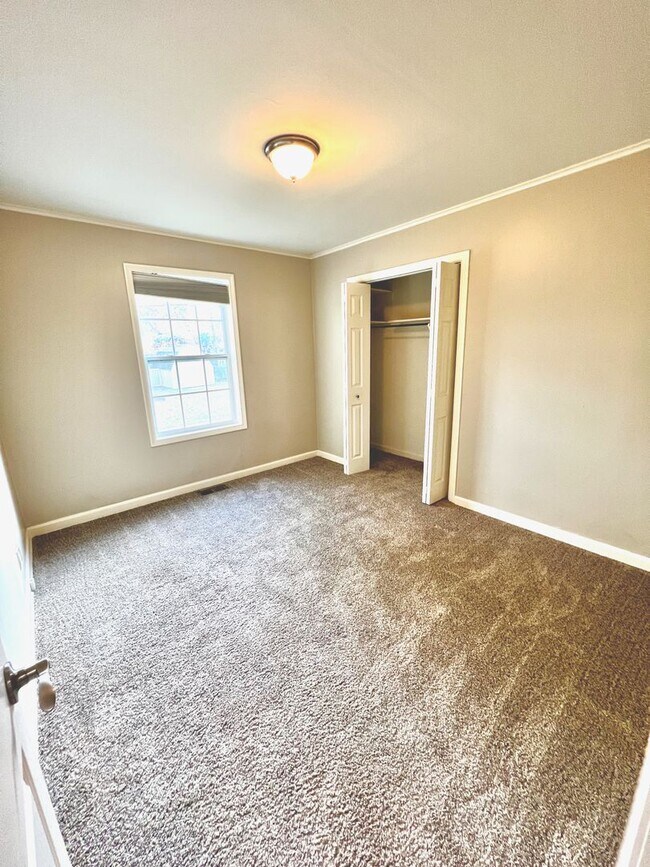 Building Photo - Brookside Bungalow Close to shopping, Riverside trails, & Gathering Place!