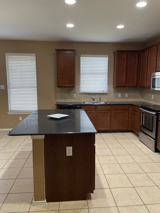 Building Photo - Available Now! Spacious & Well-Maintained ...