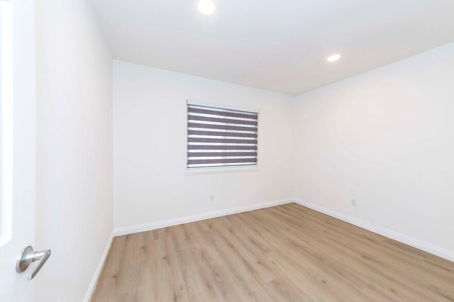 Building Photo - 2423 Coventry Cir