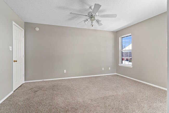 Building Photo - 5802 Park Valley Cir
