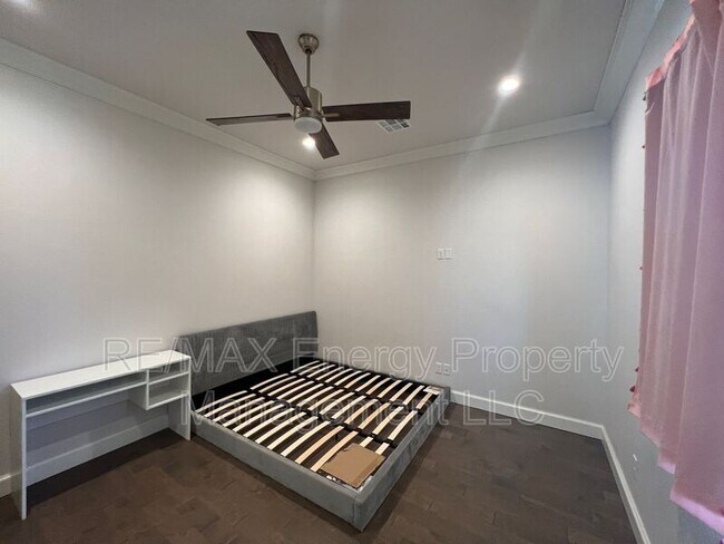 Building Photo - 440 St Claire Dr