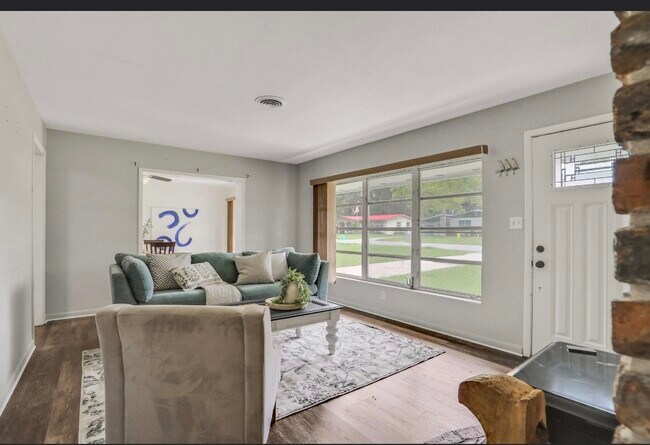 Building Photo - 108 Dellwood Ave