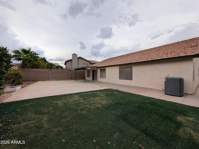 Building Photo - 15748 W Paradise Ln