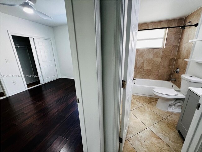 Building Photo - 946 Bay Dr