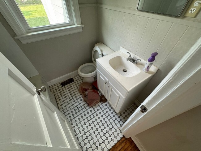 Building Photo - 3 Bedroom House in Fairview Circle