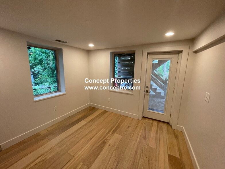 Building Photo - 39 Thornton St