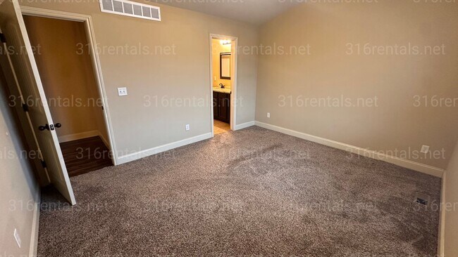 Building Photo - $1,850 - 4 bedroom / 3 bathrooms - Beautiful and Large Home!