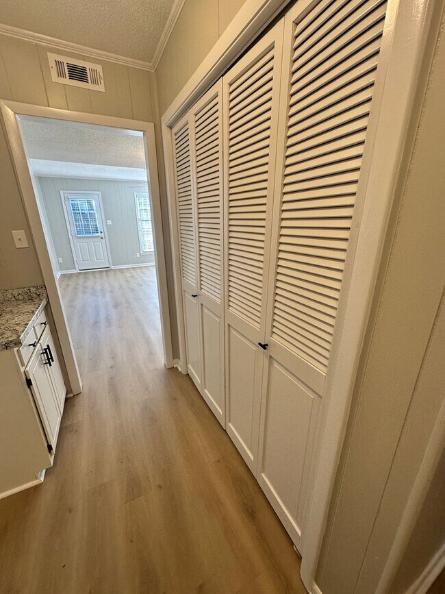 Building Photo - Beautiful 2 Bedroom 1.5 Bath Townhome!