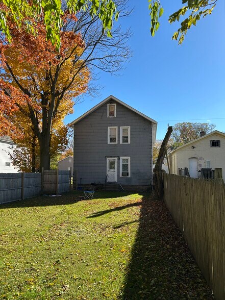 Building Photo - 624 E 24th St