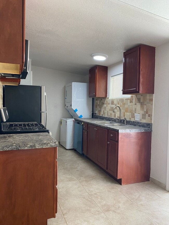 Building Photo - 3 bed  1 bth Available now.. Apply today!