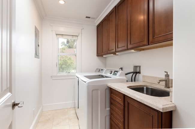 Building Photo - 2112 Easton Dr