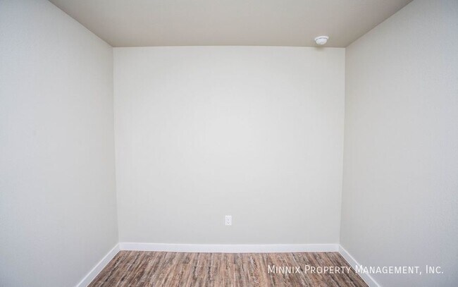 Building Photo - 407 E 21st St