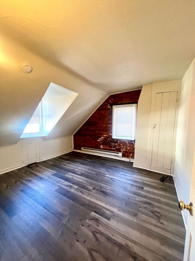 Building Photo - 253 N Mulberry St