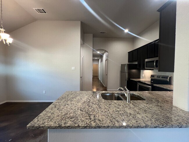 Building Photo - Luxury 3/2 Duplex in Seguin, Texas