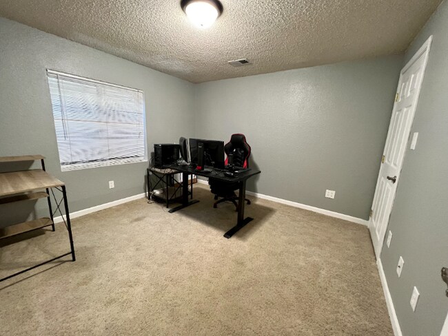 Building Photo - Single Family Home - North Location!
