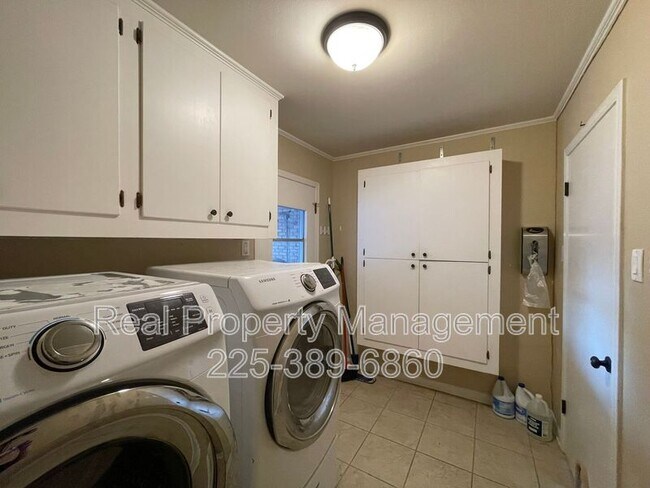 Building Photo - 9536 Bermuda Ave