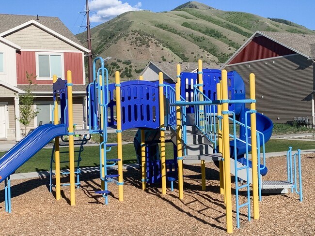Building Photo - 371 1540 E