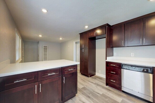 Building Photo - Beautiful and Cozy 2BR 1BA Apartment w/ 1 Car Garage + Fenced Yard + Quartz Countertops in Roseville