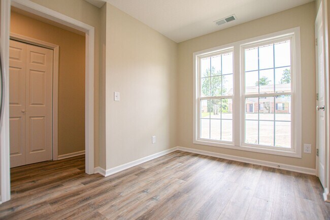 Building Photo - 2066 Tynewood Dr
