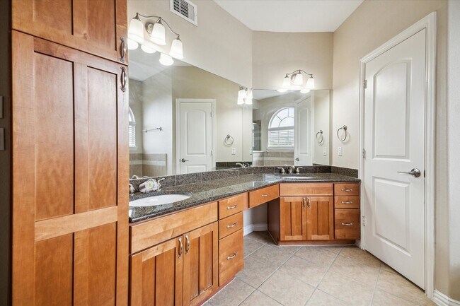 Building Photo - 5629 Dolores St