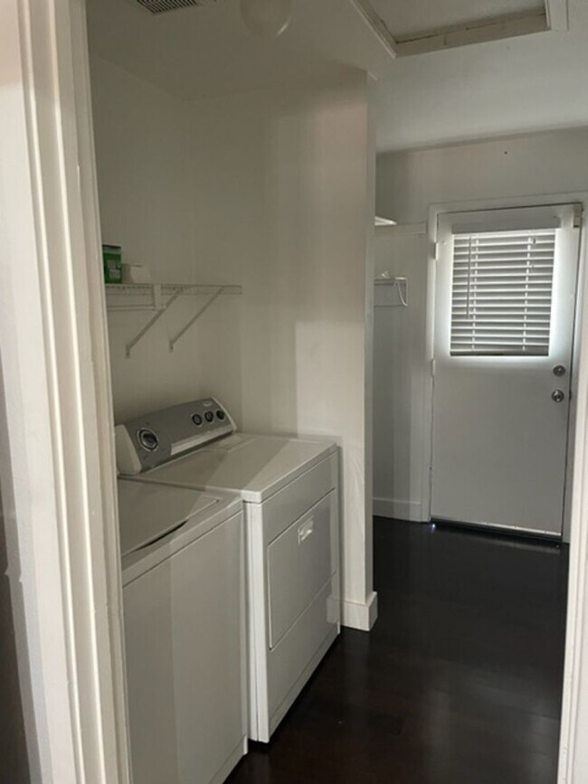 Building Photo - Charming 3 Bedroom Home | Oversized Backyard on Corner Lot