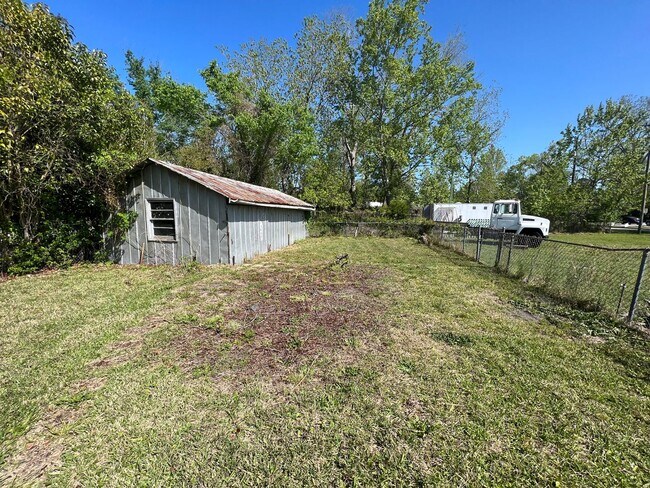 Building Photo - Remodeled 3 bedroom/ 2 bathroom home within minutes of downtown.