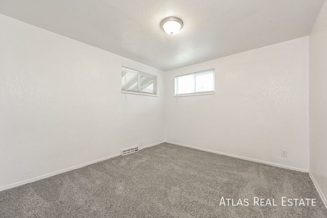 Building Photo - Spacious 3-bedroom Top Floor Duplex! Avail...