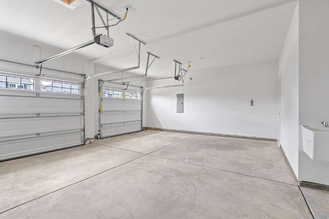 Building Photo - Experience Modern Comfort: Spacious 4-Bedr...
