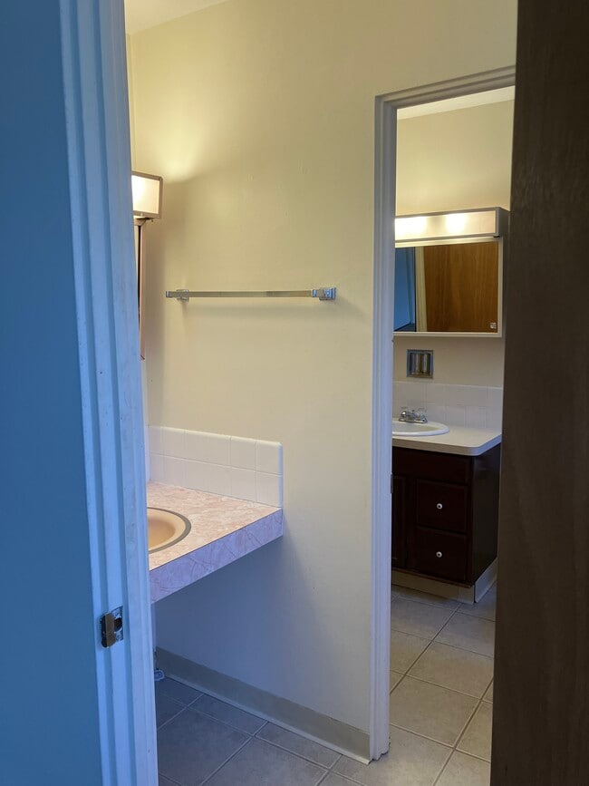 Building Photo - 1824 Cromwell Dr