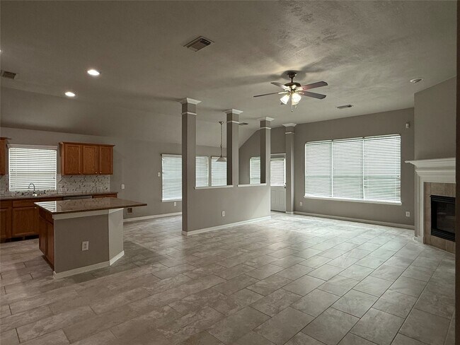 Building Photo - 16126 Saxon Hollow Ln