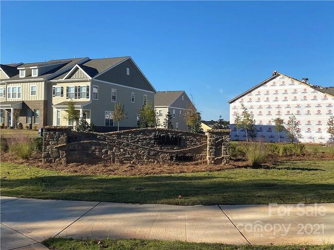 Building Photo - Like Brand New Luxury Townhome in Matthews!