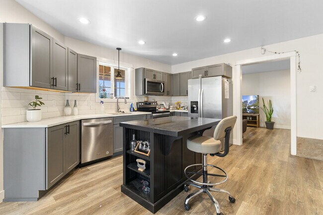 Building Photo - Beautiful, Spacious, Damascus Home with Incredible Views