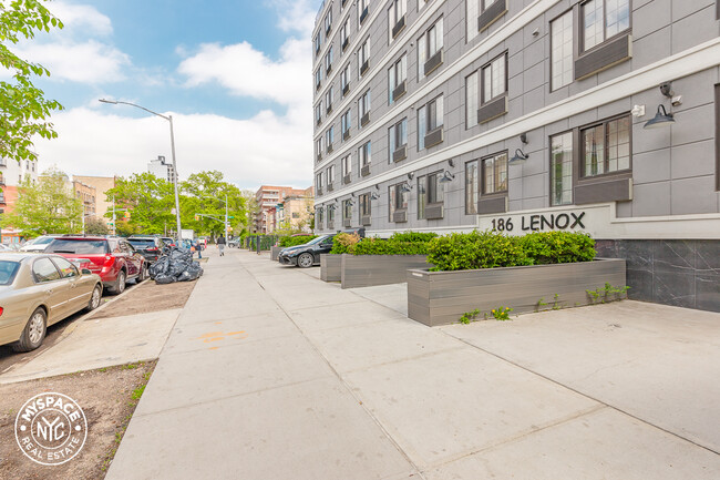 Building Photo - 186 Lenox Rd