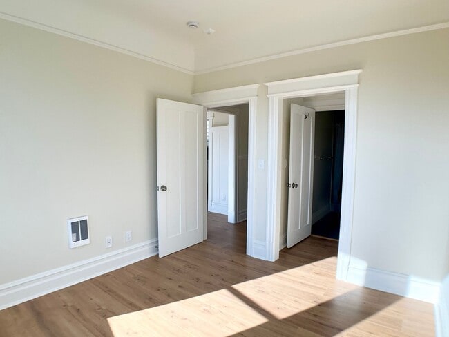 Building Photo - BEAUTIFUL RENOVATION! 4BR/3BA. In Unit Laundry! Dishwasher! Bay Windows!