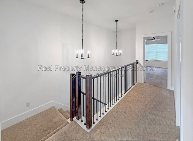 Building Photo - 4400 Elm Spgs St