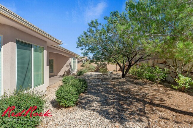 Building Photo - Sun River 2 Bedroom Home with Bonus Den! First Class Amenities!