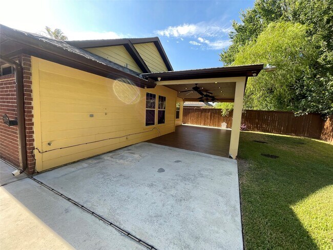 Building Photo - 9715 Raul Hector Dr