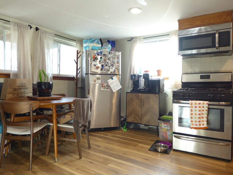 Building Photo - 832 Parker St