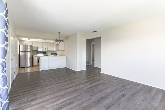 Building Photo - 2 Bed 2 Bath Condo - Close to Beach & Airport