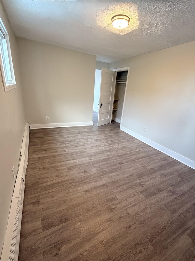 Building Photo - 39 Mead St