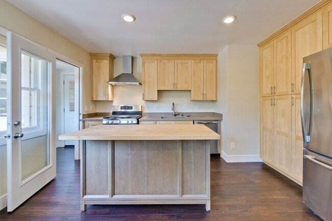 Building Photo - Beautifully remodeled 2 bed, 2 bath home.