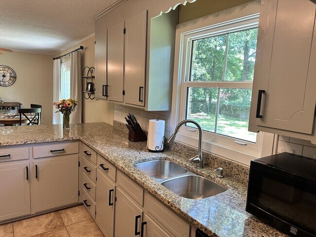 Building Photo - 2204 N Dallerton Cir