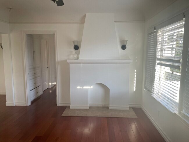 Building Photo - 2817 W 46th St