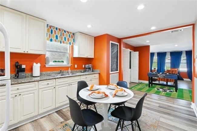 Building Photo - 706 Franklin Ave