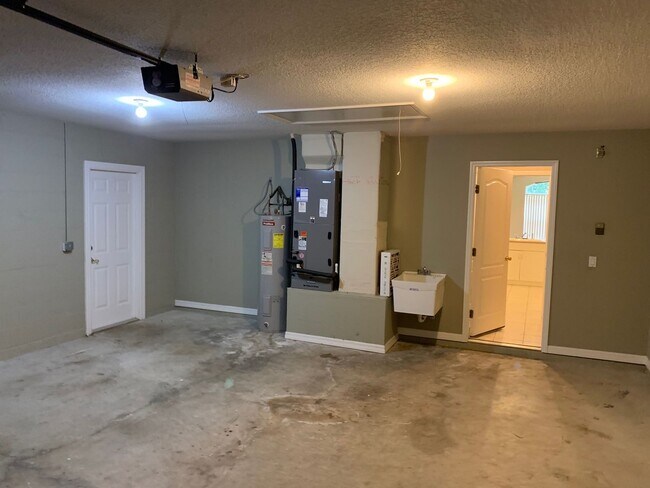 Building Photo - Beautiful 4-Bedroom, 2-Bath Home with Fenc...