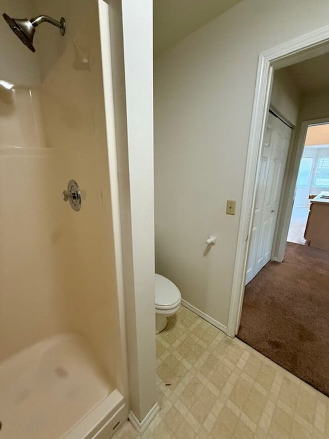 Building Photo - 2 Bed, 2 Bath Duplex with fenced yard in B...
