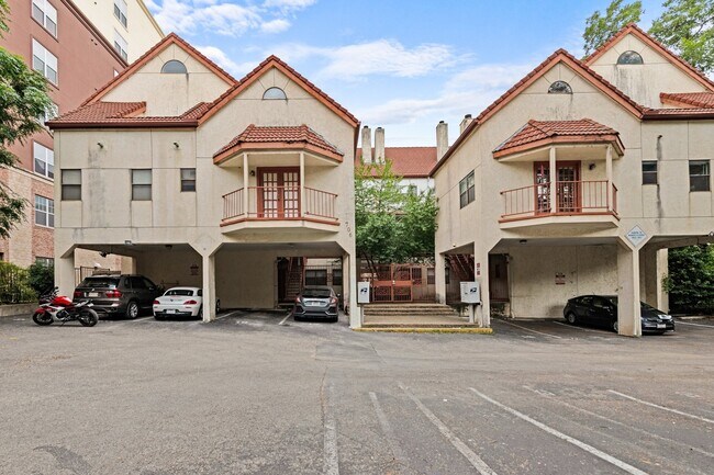 Building Photo - UT PRE-LEASE: 2 BR / 2 BA West Campus Condo - Walk to Campus - Newly Remodeled Kitchen