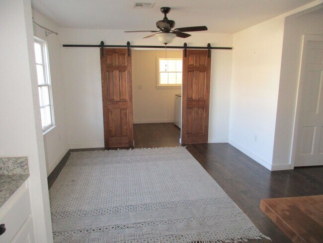 Building Photo - Beautiful 4/3 House for Rent in Lampasas, TX
