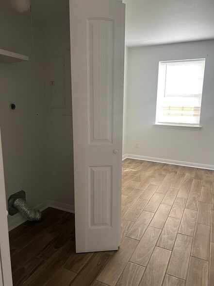 Building Photo - 2762 Panama St